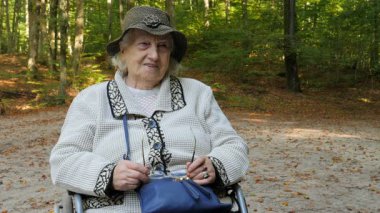 Yaşlı kadın tekerlekli bir Şehir Parkı