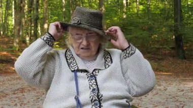 Mutlu, şapkalı yaşlı bir kadının portresi