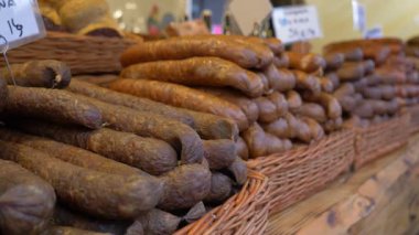 Çiftçi pazarı. Satılık geleneksel sosis