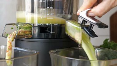 Yavaş juicer lahana, nane ve elma suyu yapıyor. Yeşil meyve suyu