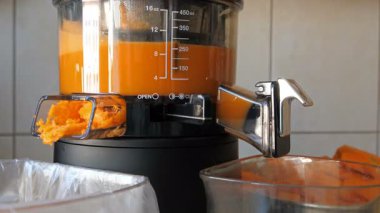 Havuç ve Ananas taze meyve suyu ayıklanan işlemi