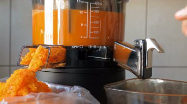 Yavaş juicer taze havuç suyu yapıyor