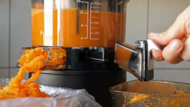 Yavaş juicer taze havuç suyu yapıyor