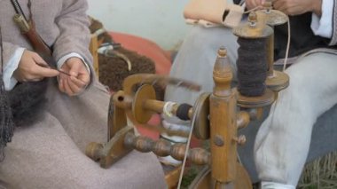 Kadın bir çıkrık yün iplik 