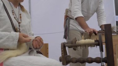 Çıkrık. Kadın yün iplik olduğunu. Ağır çekim