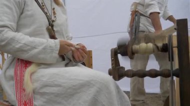 Kadın bir çıkrık yün iplik