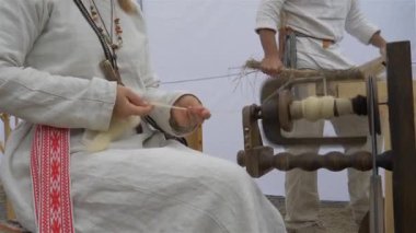 Kadın bir çıkrık yün iplik