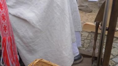 Kadın bir çıkrık yün iplik