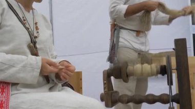 Kadın bir çıkrık yün iplik