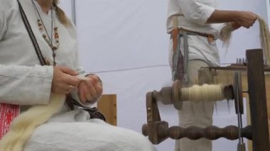 Çıkrık. Kadın yün iplik