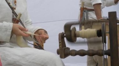 Çıkrık. Kadın yün iplik