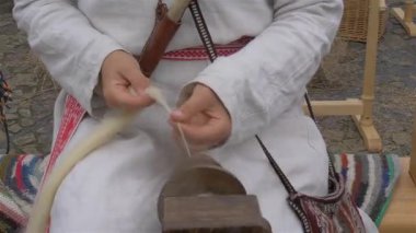 Çıkrık. Kadın yün iplik