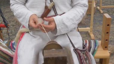 Kadın bir çıkrık yün iplik