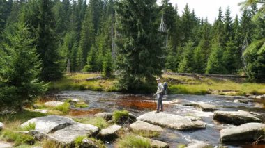 Jizera mountains nehir. Uzun yürüyüşe çıkan kimse doğa manzara hayran. Polonya