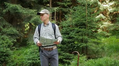 Yürüyüşçü Haritadaki İzleri Kontrol Ediyor