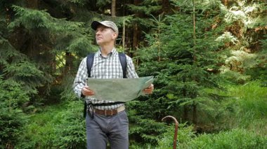 Uzun yürüyüşe çıkan kimse bir Dağları'nda kontrol iz üzerinde haritasıdır