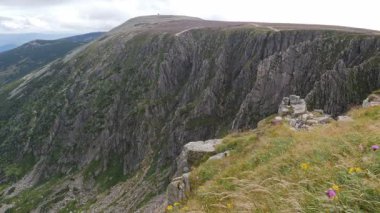 Karkonosze. Krkonose dağlar. Karlı çukurları, karlı Cirque. Sniezne Kotly