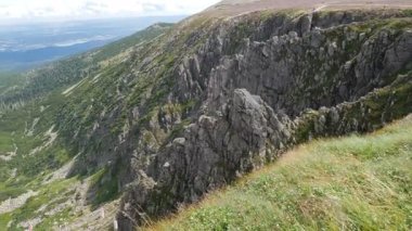 Karkonosze. Krkonose dağlar. Karlı çukurları, karlı Cirque. Sniezne Kotly