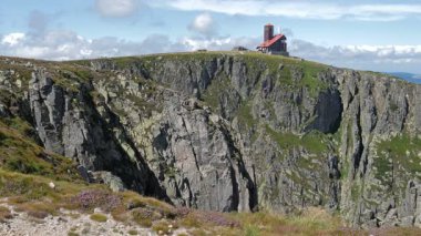 Karkonosze. Krkonose dağlar. Karlı çukurları, karlı Cirque. Sniezne Kotly