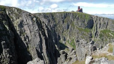 Karkonosze. Krkonose dağlar. Karlı çukurları, karlı Cirque. Sniezne Kotly