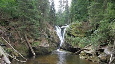 Szklarka şelale. Karkonoski Milli Parkı. Polonya