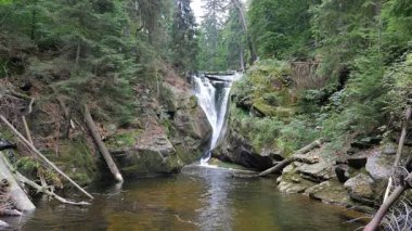 Szklarka şelale. Karkonoski Milli Parkı. Polonya