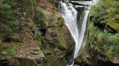 Szklarka şelale. Karkonoski Milli Parkı. Polonya.