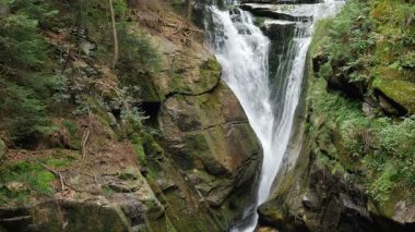 Szklarka şelale. Karkonoski Milli Parkı. Polonya.