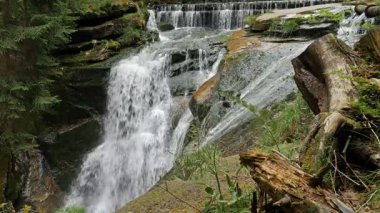 Şelale, yan görünüm. Su enerji.