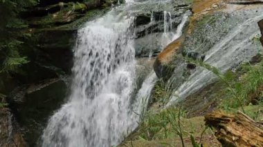 Şelale, yan görünüm. Su enerji.