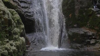 Kamienczyk Şelalesi - yavaş çekim. Karkonosze Ulusal Parkı