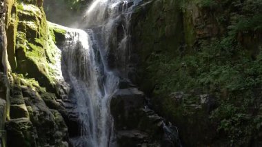 Kamienczyk Şelalesi - yavaş çekim. Karkonosze Ulusal Parkı