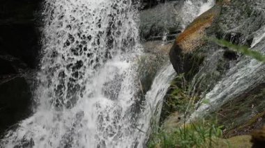Şelale, yan görüş, yavaş çekim. Doğal su enerjisi