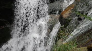 Şelale, yan görüş, yavaş çekim. Su enerjisi.