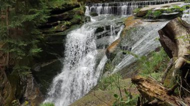 Szklarka Şelalesi, yan görüş, yavaş çekim. Karkonoski Ulusal Parkı, Polonya