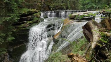 Szklarka Şelalesi, yan görüş, yavaş çekim. Karkonoski Ulusal Parkı, Polonya