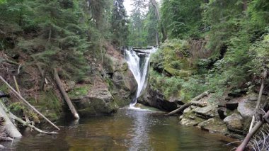 Szklarka Şelalesi. Karkonoski Milli Parkı. Polonya. Yavaş çekim