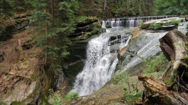 Szklarka Şelalesi, yan görüş, yavaş çekim. Karkonoski Ulusal Parkı, Polonya