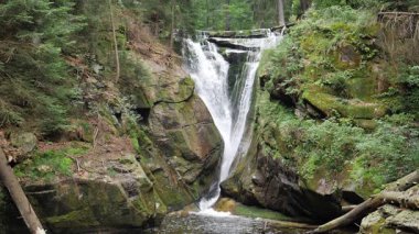 Szklarka Şelalesi. Ağır çekim. Karkonoski Ulusal Parkı. Polonya.