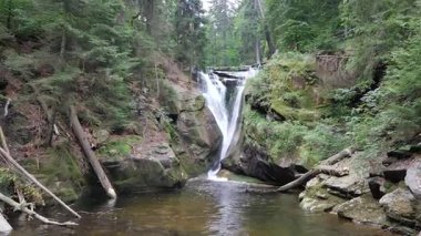Szklarka Şelalesi. Ağır çekim. Karkonoski Ulusal Parkı. Polonya. Yakınlaştır