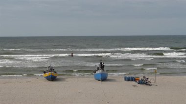 KATY RYBACKIE, POLAND - 28 Haziran 2018: sahilde balıkçı tekneleri. Deniz dalgaları ağır çekimde