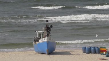 KATY RYBACKIE, POLAND - 28 Haziran 2018: deniz kıyısında balıkçı teknesi. Denizde dalgalar ağır çekimde
