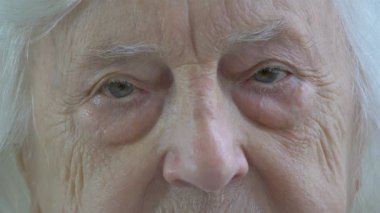 Yaşlı bir kadının yüzündeki kırışıklıklar. Portre, yakın çekim.