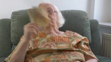 Dolarları ve avroları olan mutlu, komik yaşlı kadın.