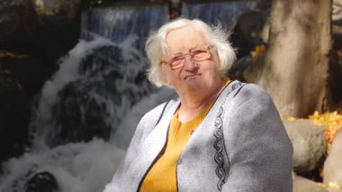 Mutlu yaşlı bir kadının portresi.