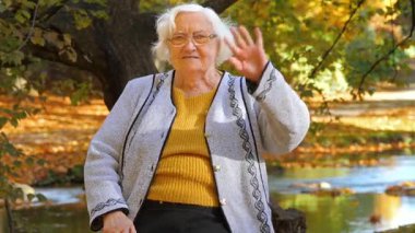 Kameraya el sallayan yaşlı kadın portresi