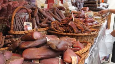 Çiftçi pazarı. Satılık geleneksel et ve sosis