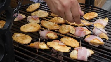 Kızarmış peynir pastırma ile. Geleneksel Lehçe sokak gıda.