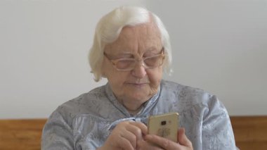 Bir akıllı telefon ile komik yaşlı kadın