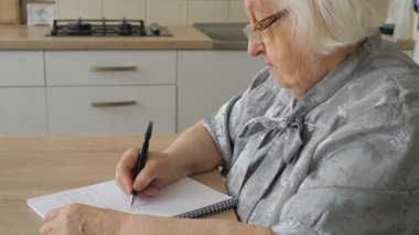 Kıdemli kadın mektup yazıyor ya da son vasiyeti..